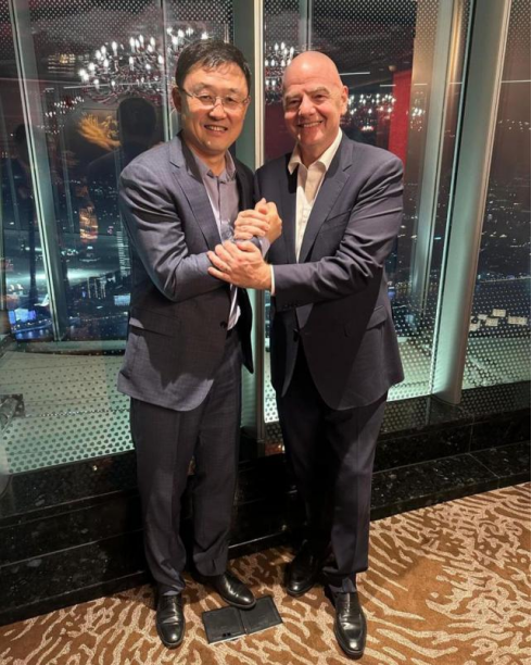 国际足联主席因凡蒂诺（右）与国足名宿孙继海（左）合影 图/社交媒体