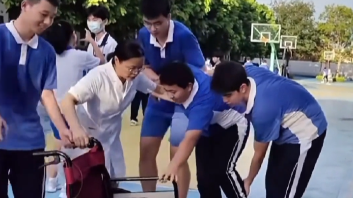 深圳市华朗学校暖心一幕，男同学受伤同班同学贴心帮忙