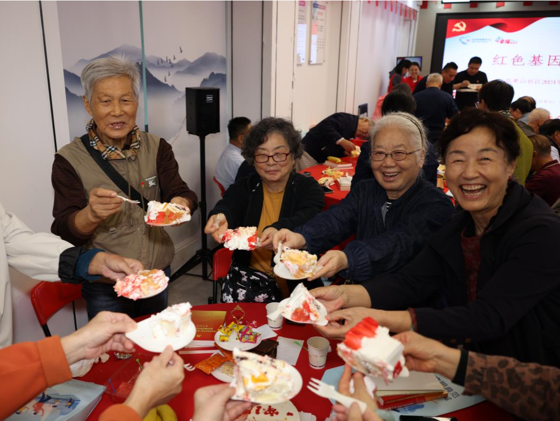 招商街道花果山社区举行党员政治生日会