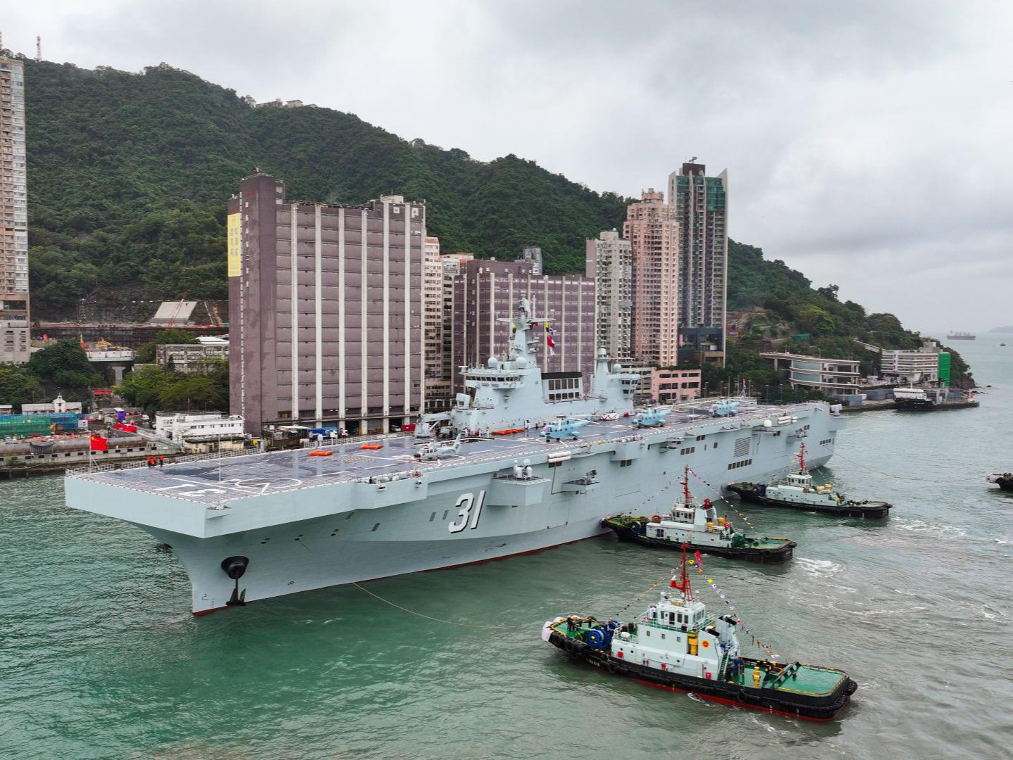 海军舰艇编队在香港举行甲板招待会