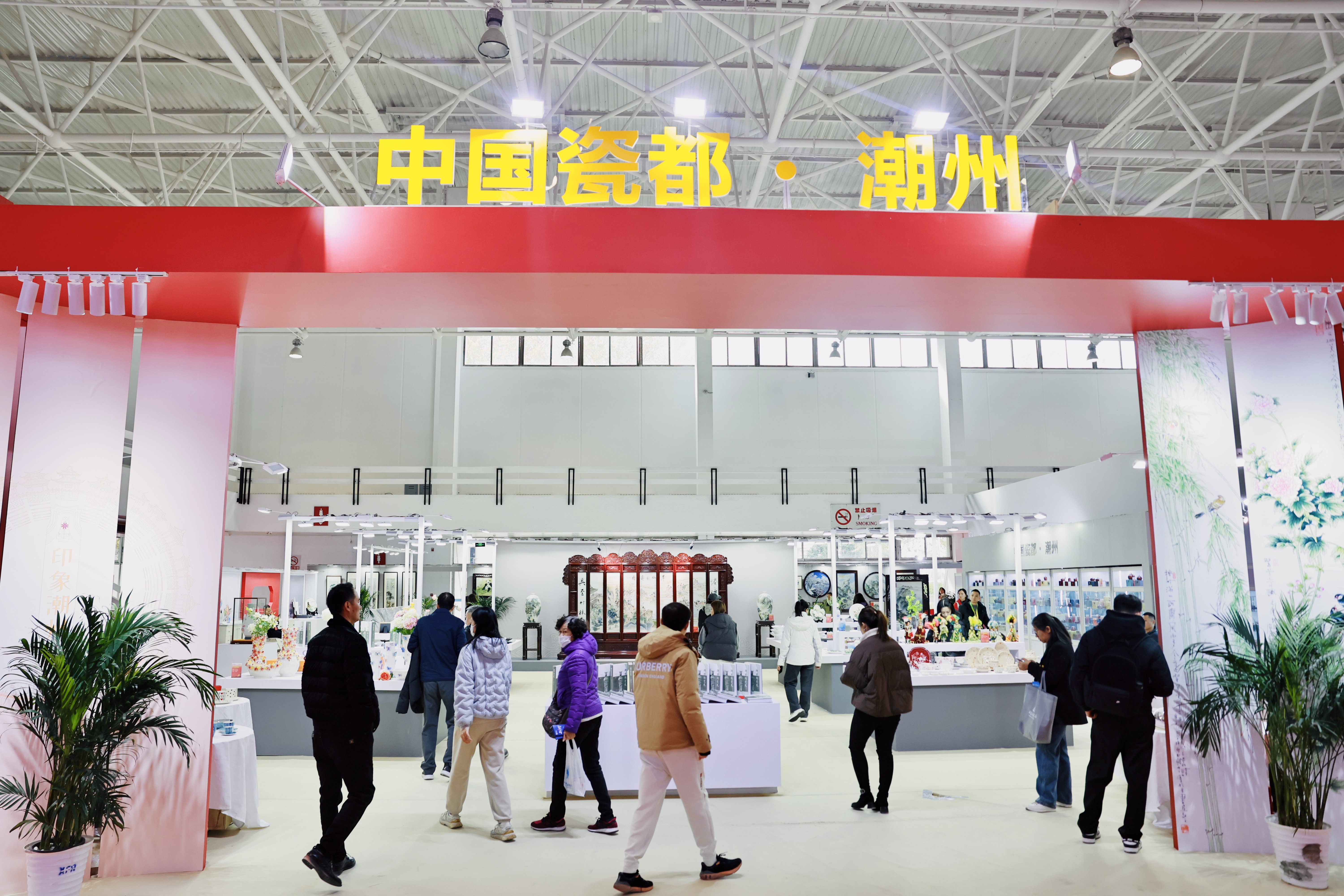 “中国瓷都”潮州陶瓷惊艳国际展会，《潮州陶瓷史》首发展现深厚文化底蕴