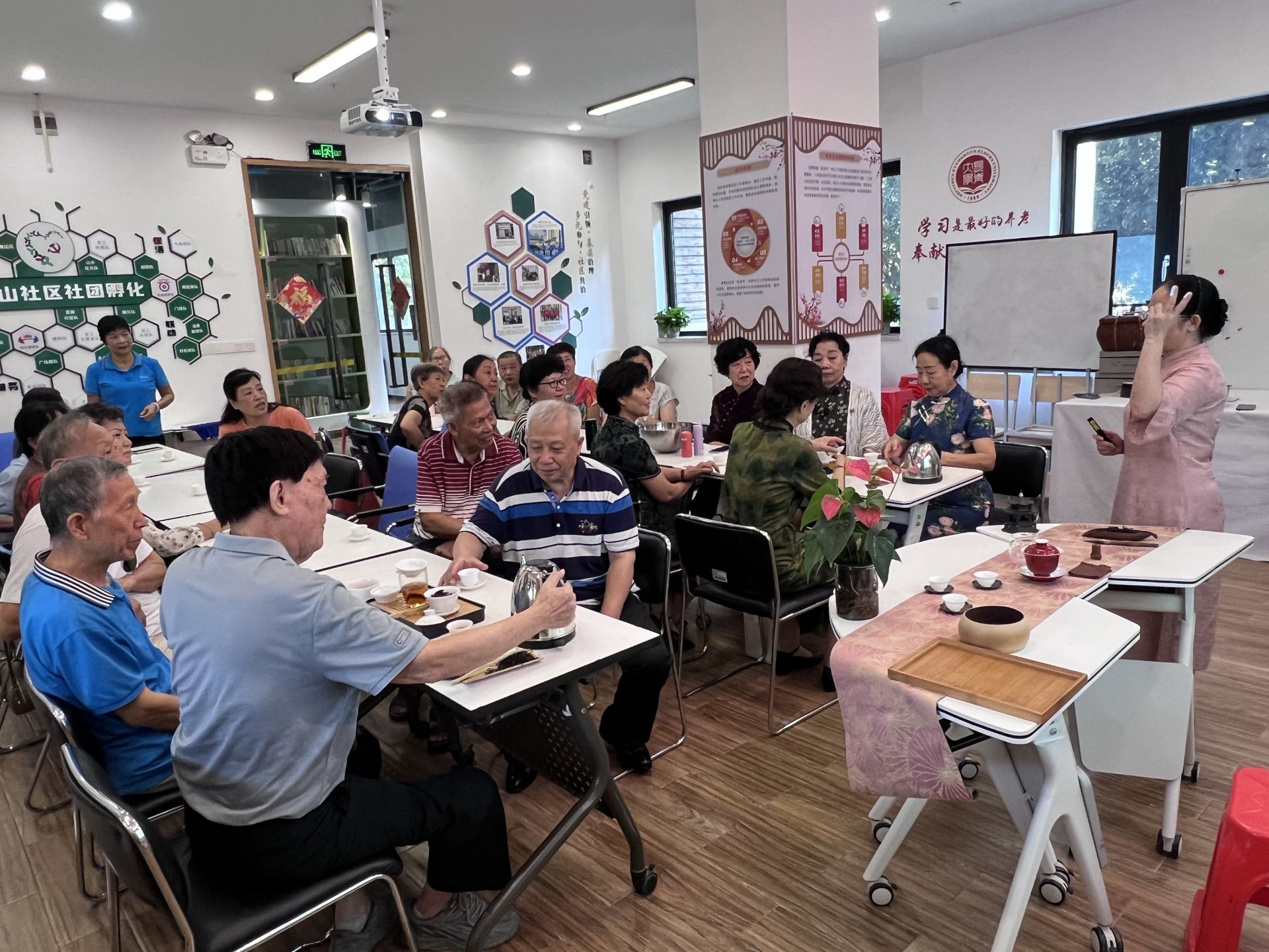 茶话沙龙活动之白茶鉴赏走进社区