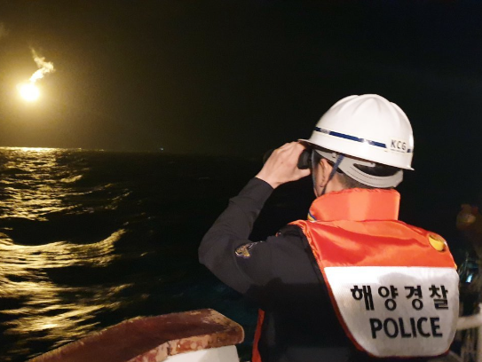 韩国一渔船在济州附近海域沉没 仍有13人失踪