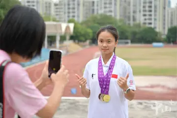 中山一中“女飞人”与教练载誉归来，揭秘刷新纪录背后的故事→