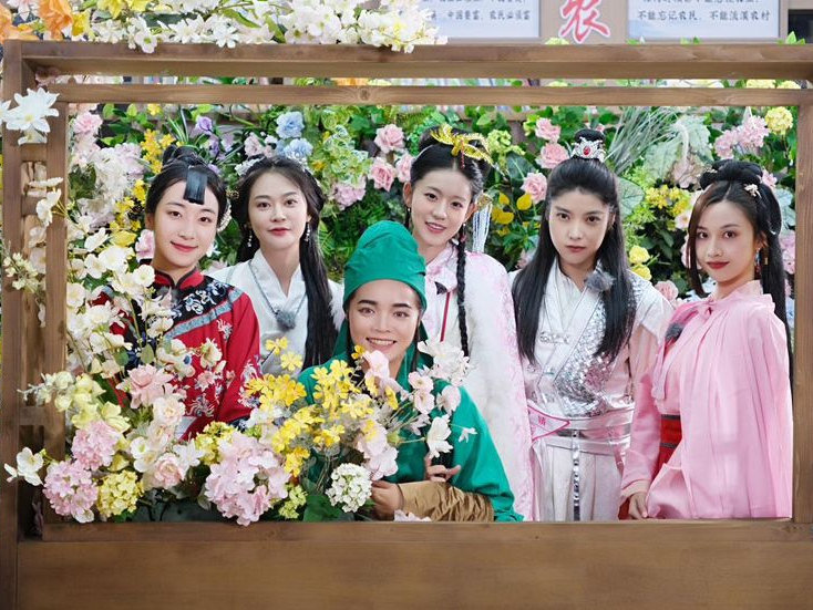 《花儿绽放》获收视飘红，“村集”企划乡村“商战”引热议