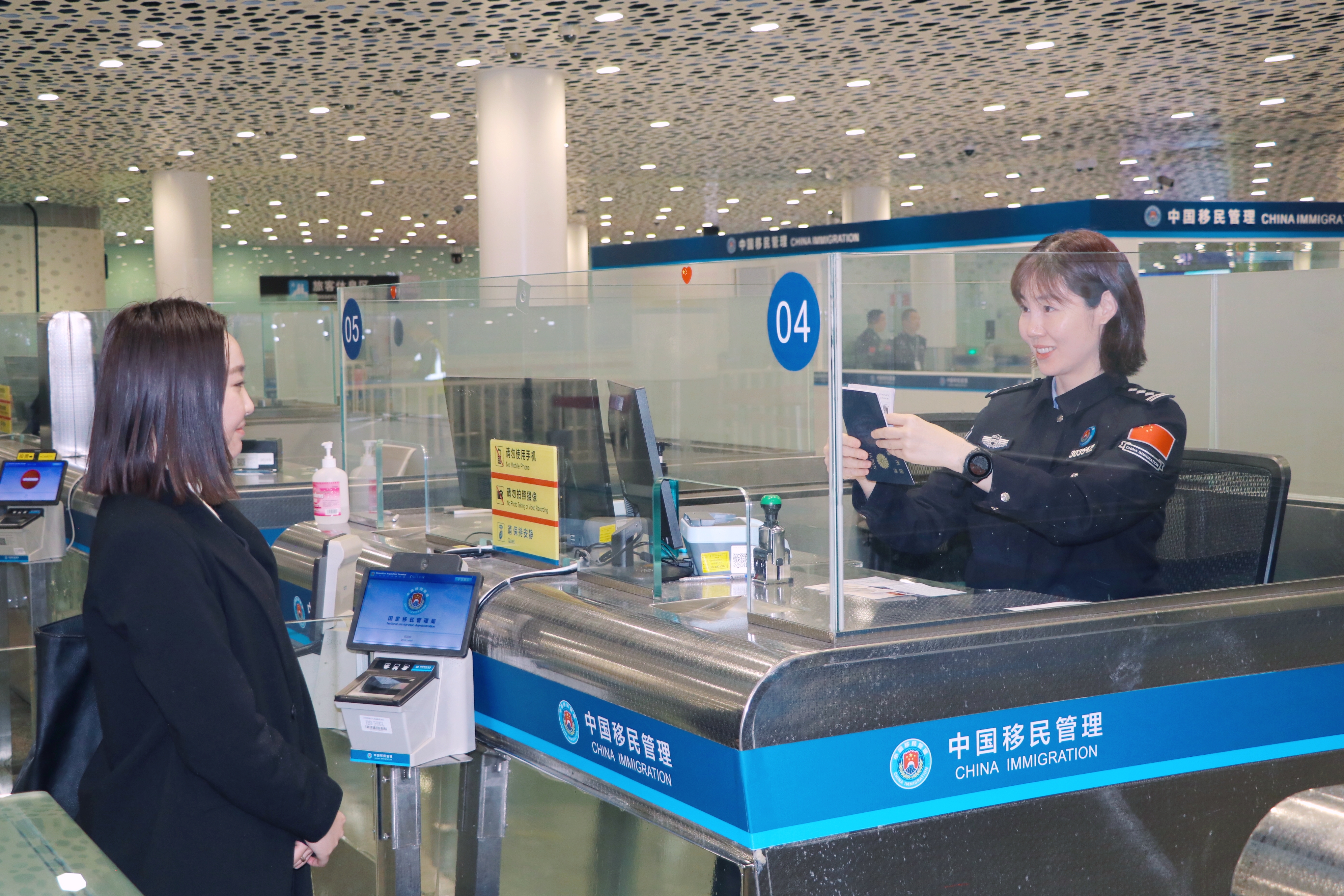 今起新增日本等9个免签国家 深圳机场口岸迎来首批免签旅客
