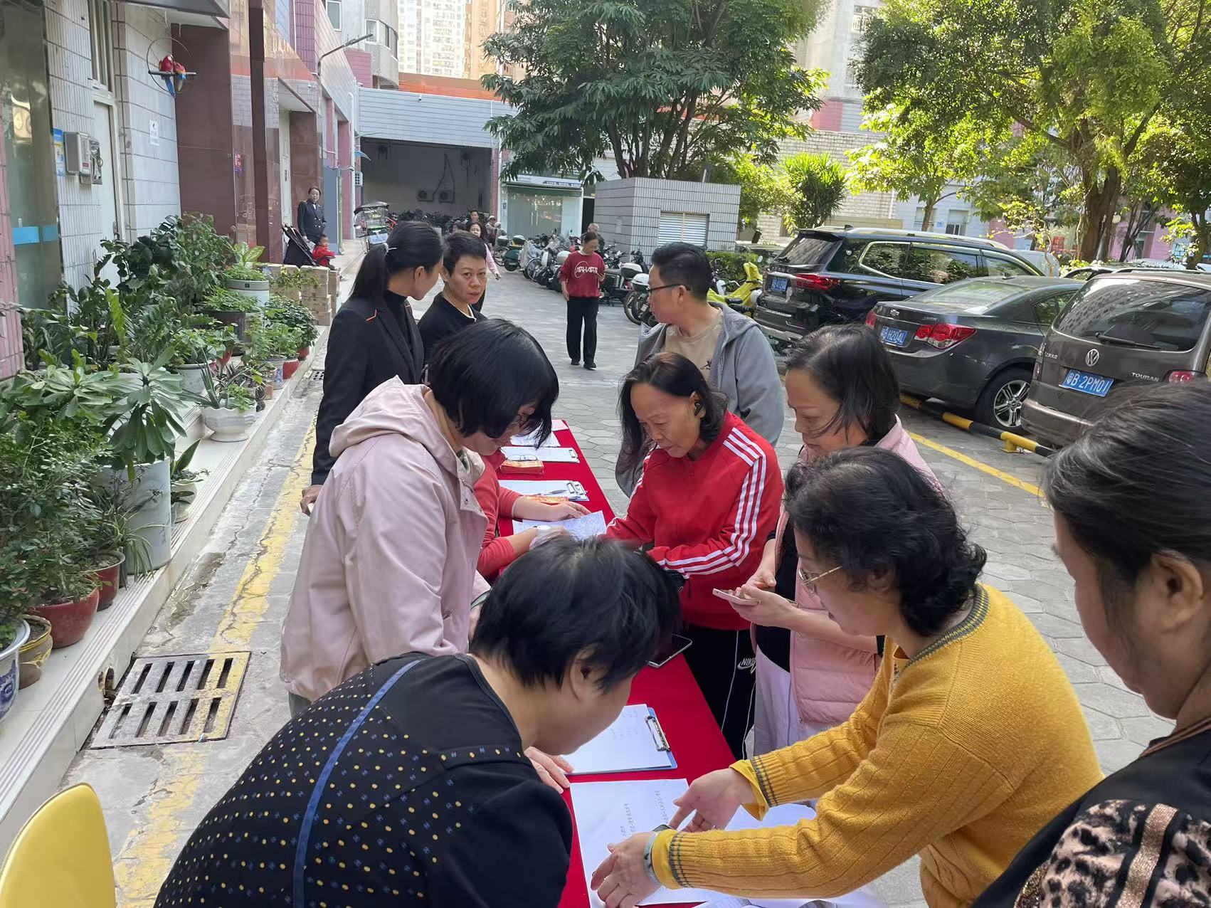 “感谢业委会，今年我们业主又领到红包了！”福田区景龙大厦业委会连续第二年为业主派红包
