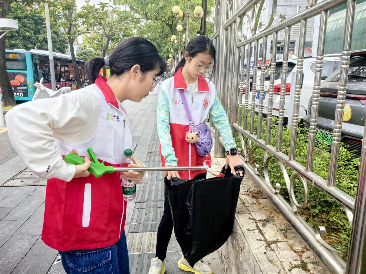 翠竹街道翠达社区开展环境清洁志愿服务行动