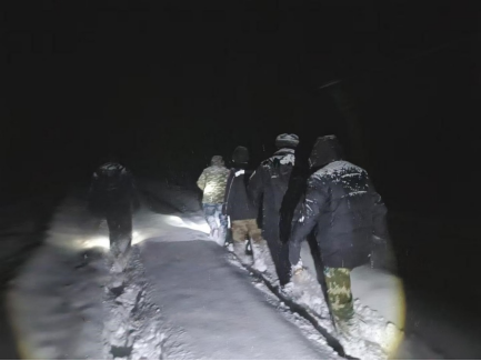 暴雪来时，他们凌晨徒步4公里解救被困群众