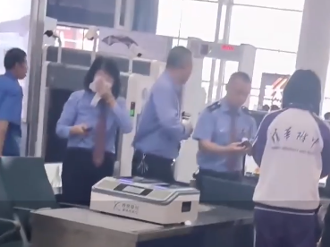 长沙南站一旅客安检时突然情绪失控致工作人员受伤，官方通报→