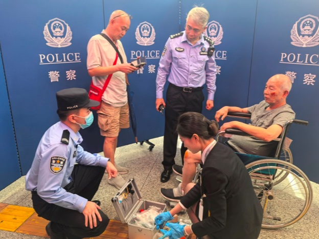 有“警”无险！老人通关不慎摔伤 边检民警护送其返港就医