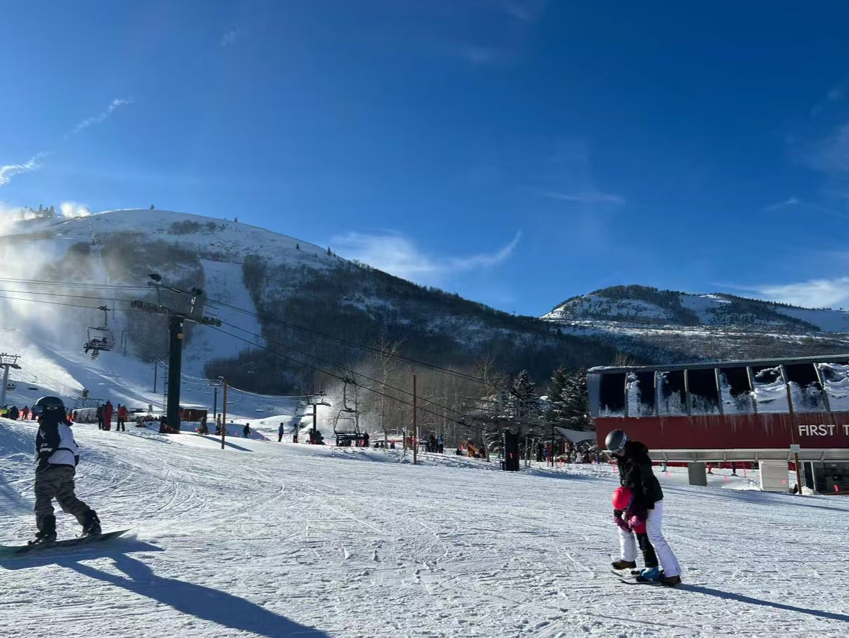 新雪季开启，掀起冬日“热浪”！黑龙江、河北、新疆冰雪游预订量增速高