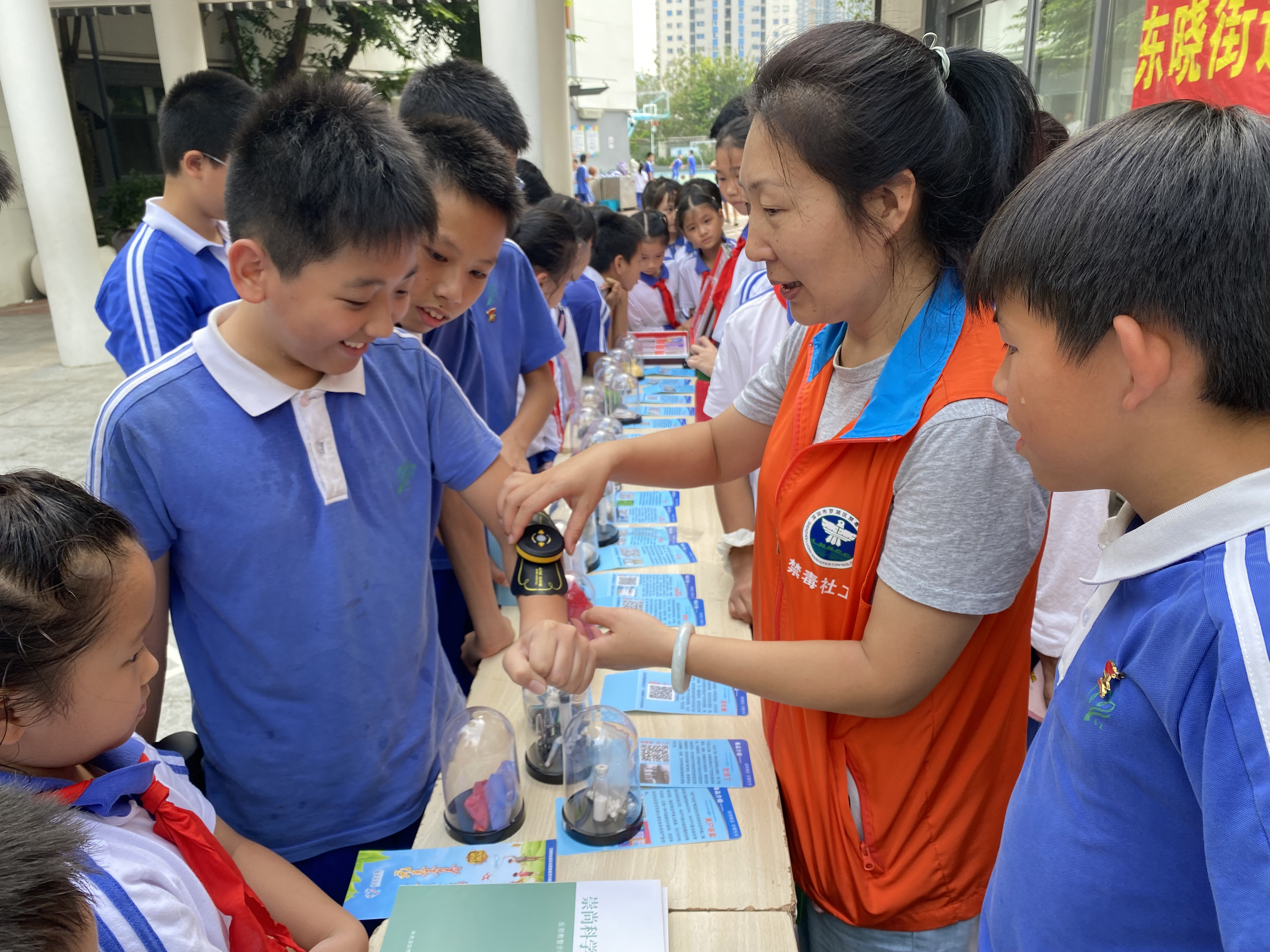 东晓街道开展禁毒主题宣传活动，全方位打造“无毒街道”