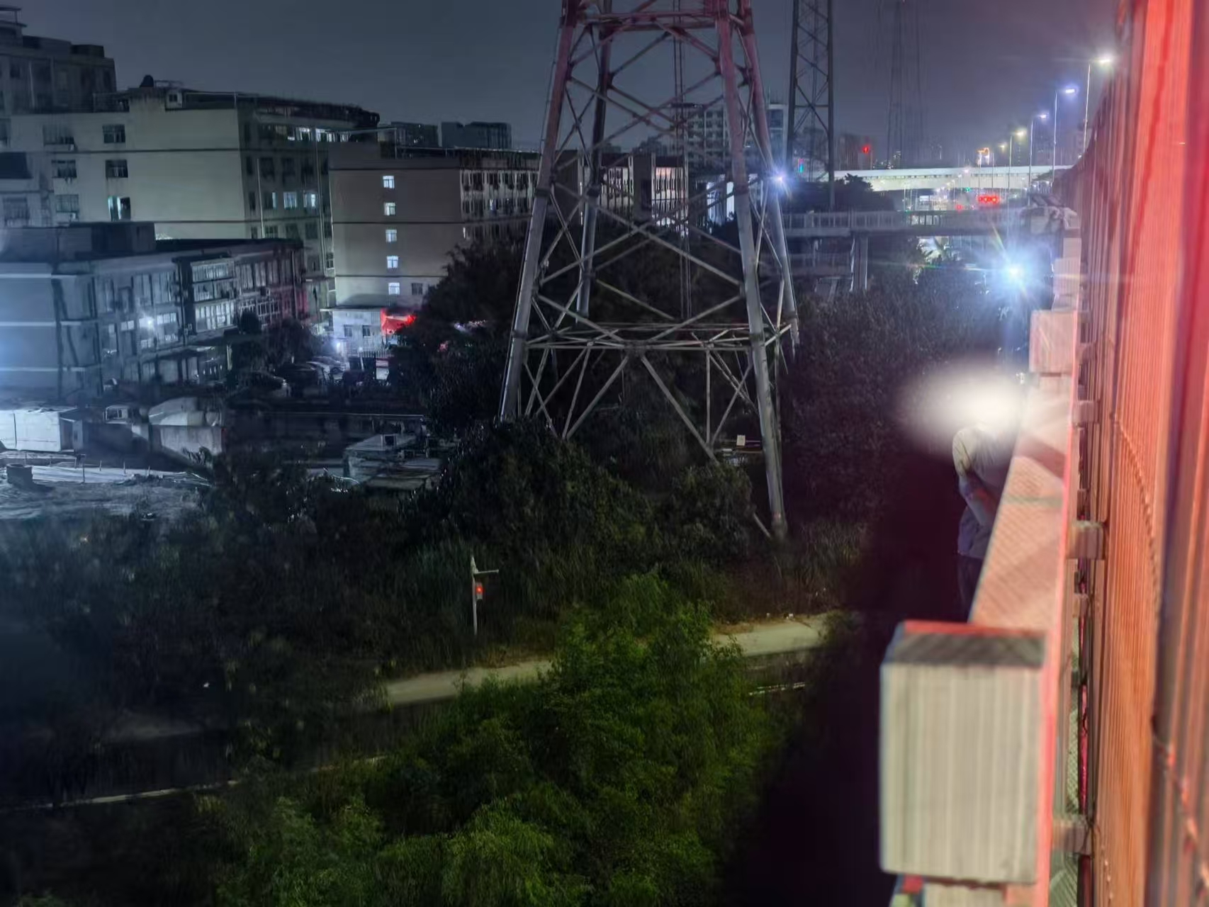 跳桥男子命悬一线！消防民警合作救援