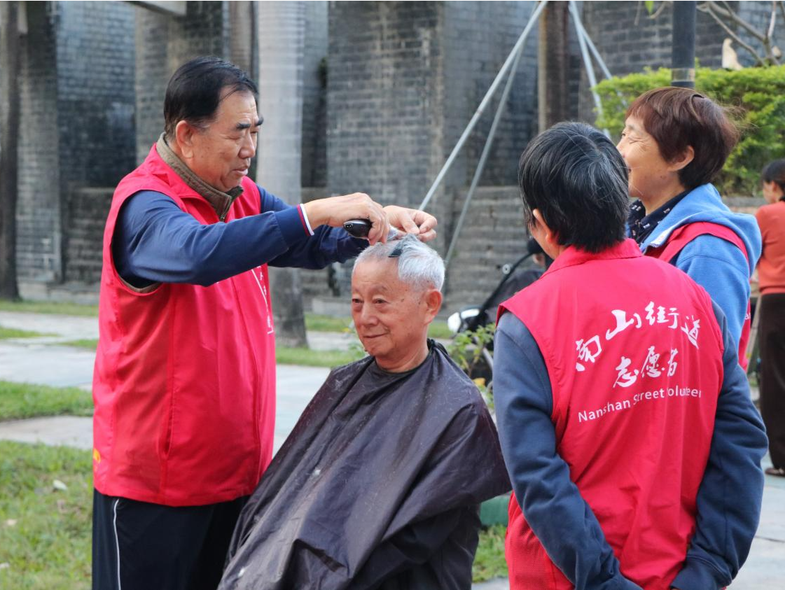 南山区南山街道风华社区举办党员服务市集活动