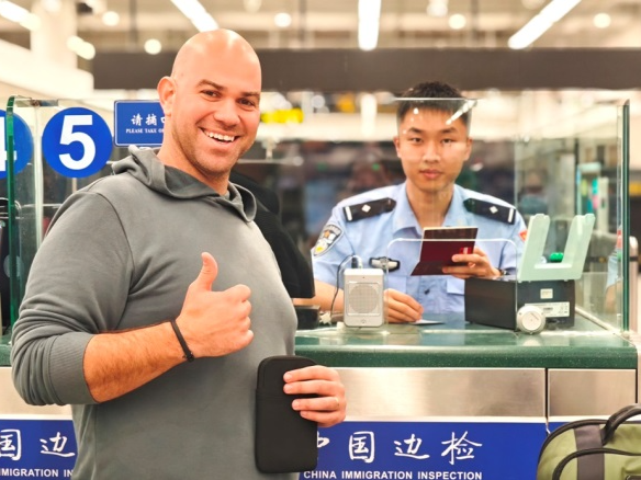 皇岗边检站全力确保逾9.8万人次外国旅客顺畅通关