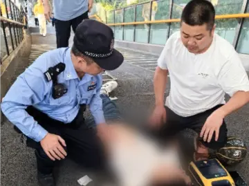 路人心搏骤停 罗湖民警出手施救