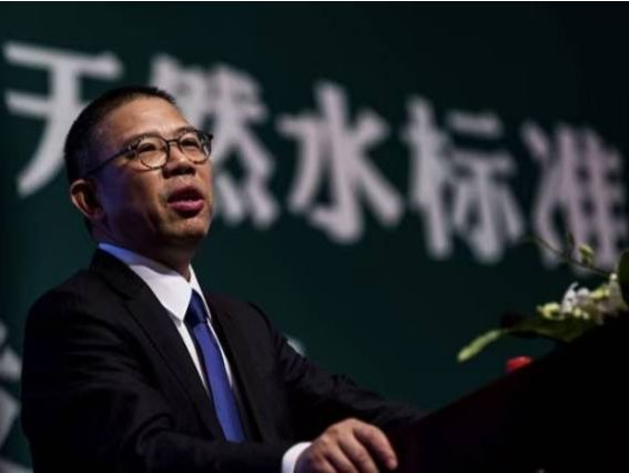 钟睒睒发声！不建议长期喝绿瓶水，“炮轰”直播带货，还立了新的“flag”