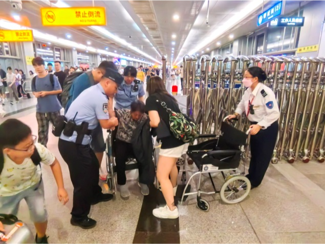 老人摔伤流血无法行走，深圳边检民警及时伸出援手妥善处置