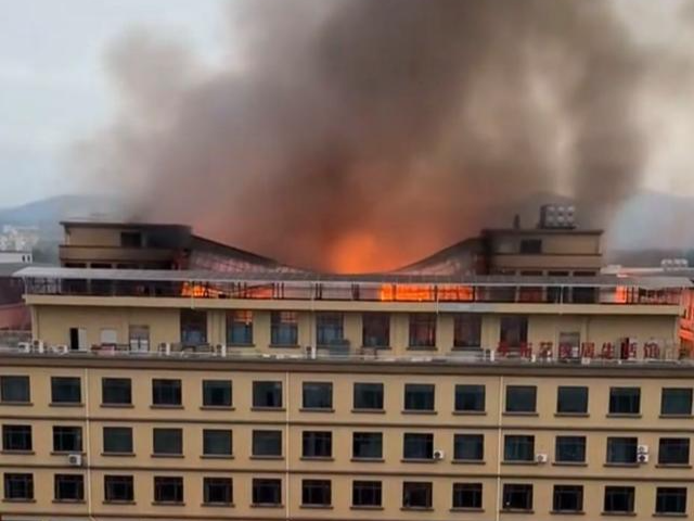 江西赣州多层厂房燃起熊熊大火，一受损商户：家具等被烧，同栋楼共3家厂房