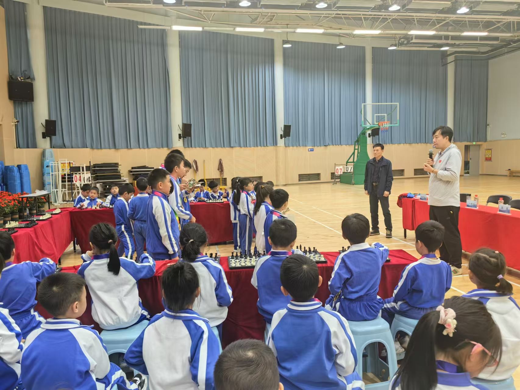 世界冠军卜祥志走进皇岗小学  车轮战指导孩子学习国际象棋