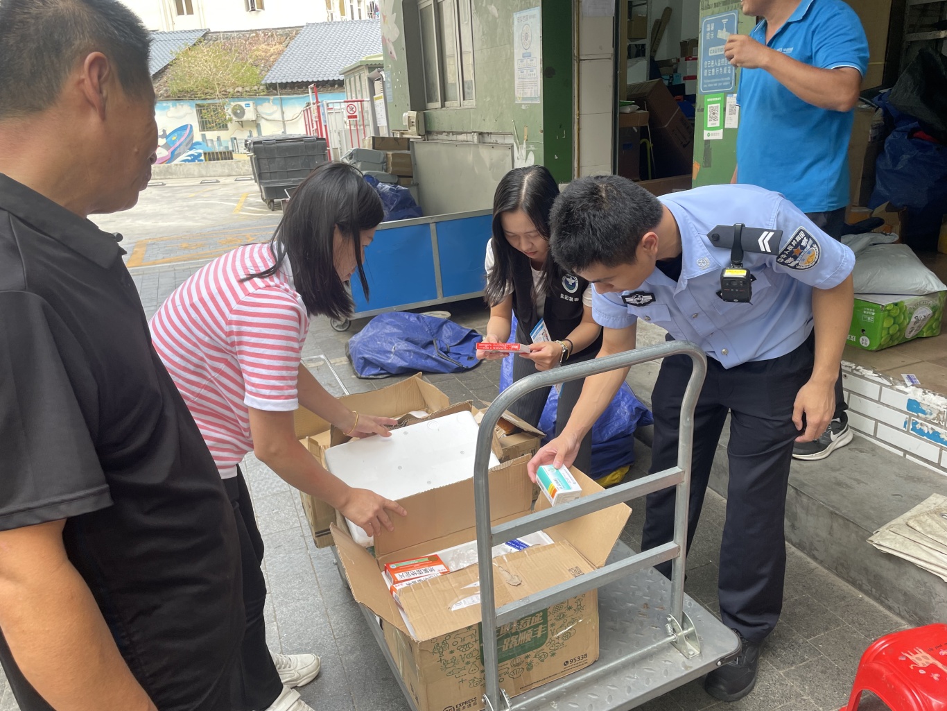梅沙街道：禁毒宣传进快递，筑牢安全第一线