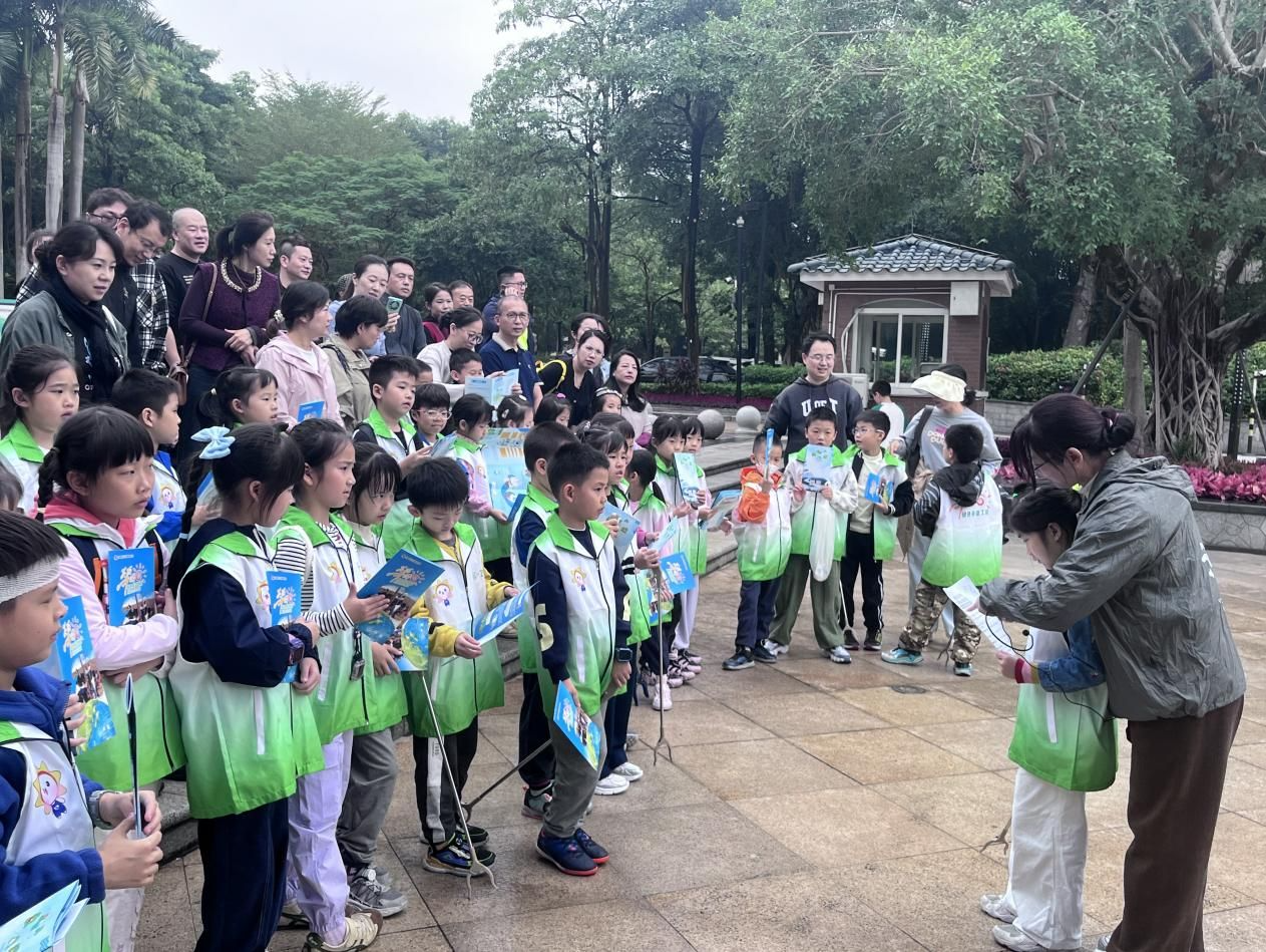 中科实验学校学子开展巡河护河行动