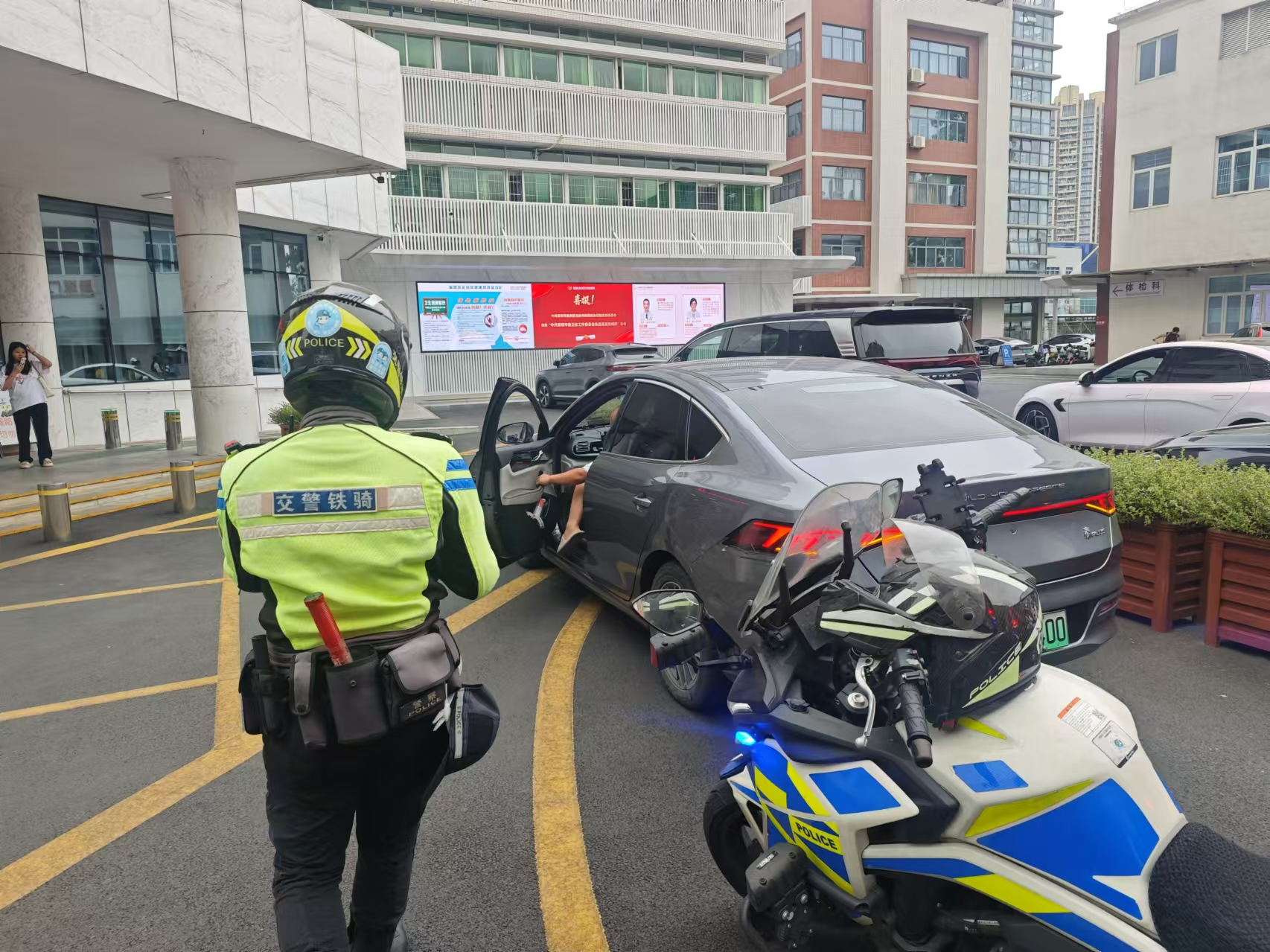 七岁男孩手指被门夹至骨折，龙岗铁骑紧急送医