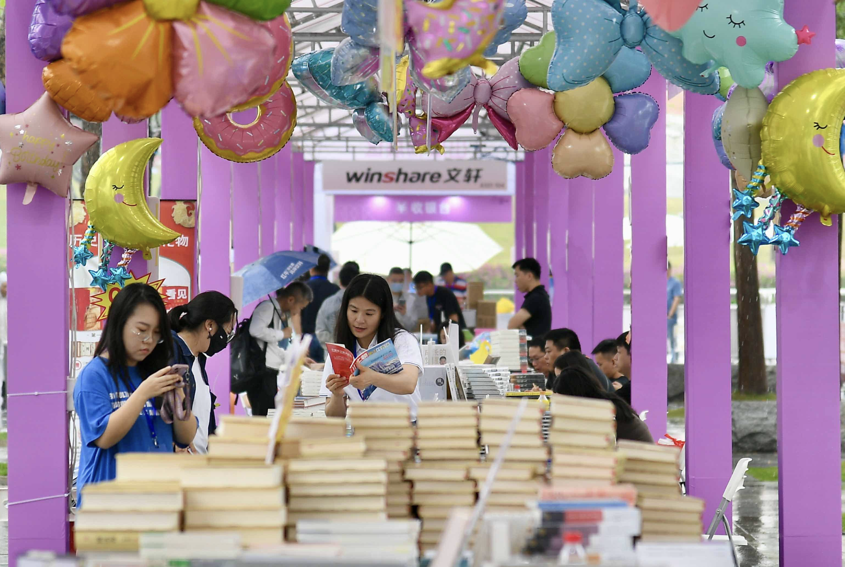 本届书展汇聚国内外600多家出版机构近40万种新书