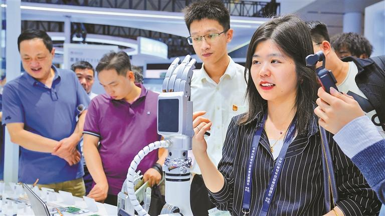 人工智能秀实力！探营高交会宝安形象展区