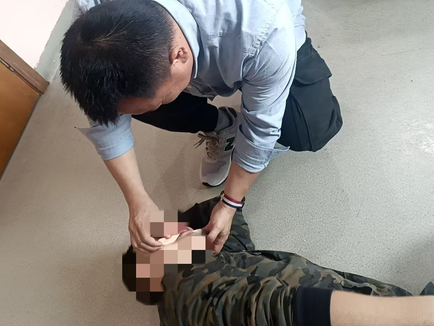 精神残疾病患突发癫痫倒地抽搐，危急时刻社工伸出援手