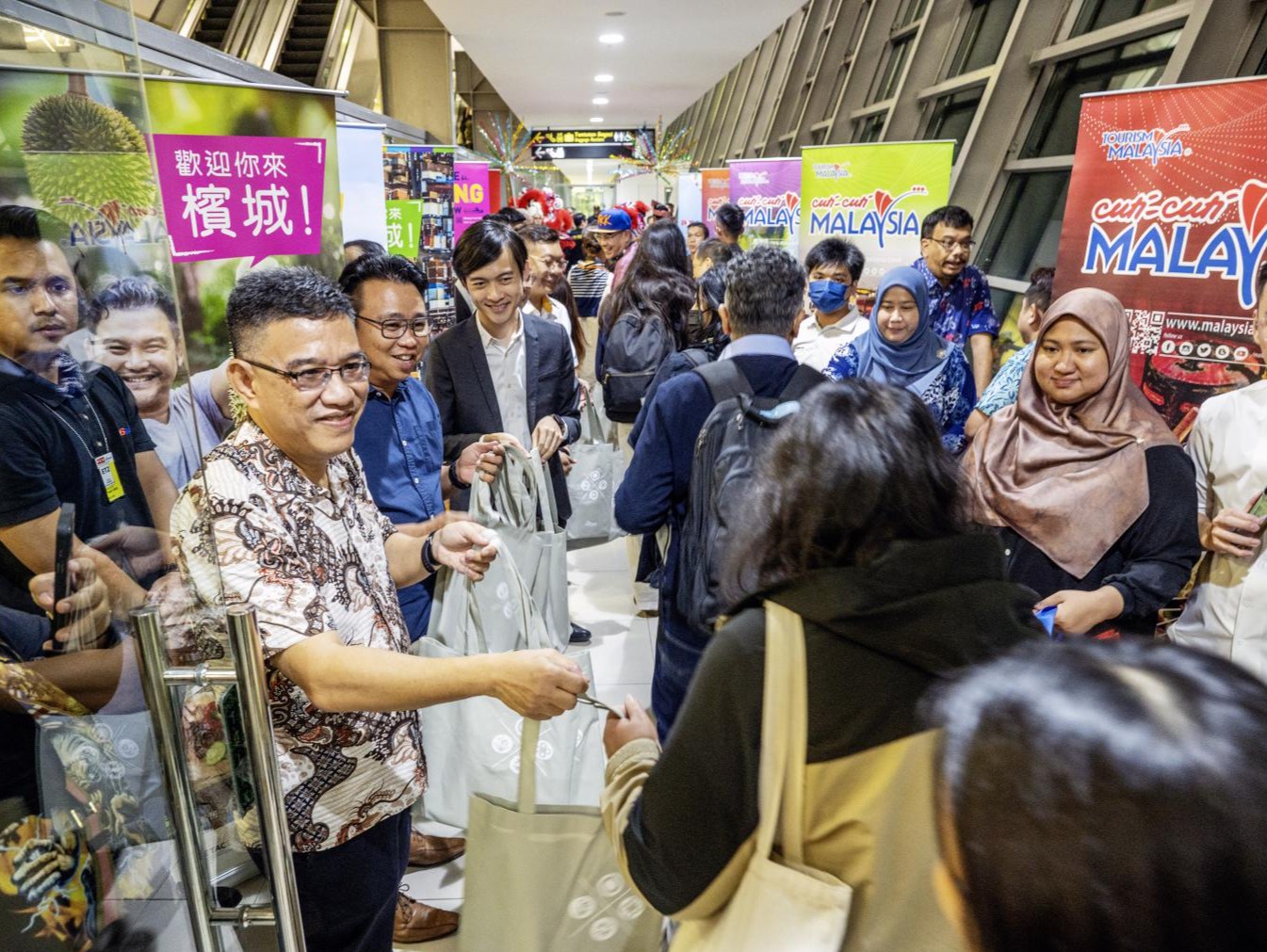 深圳市民前往马来西亚再添新选择，香港快运航空槟城航线起航 