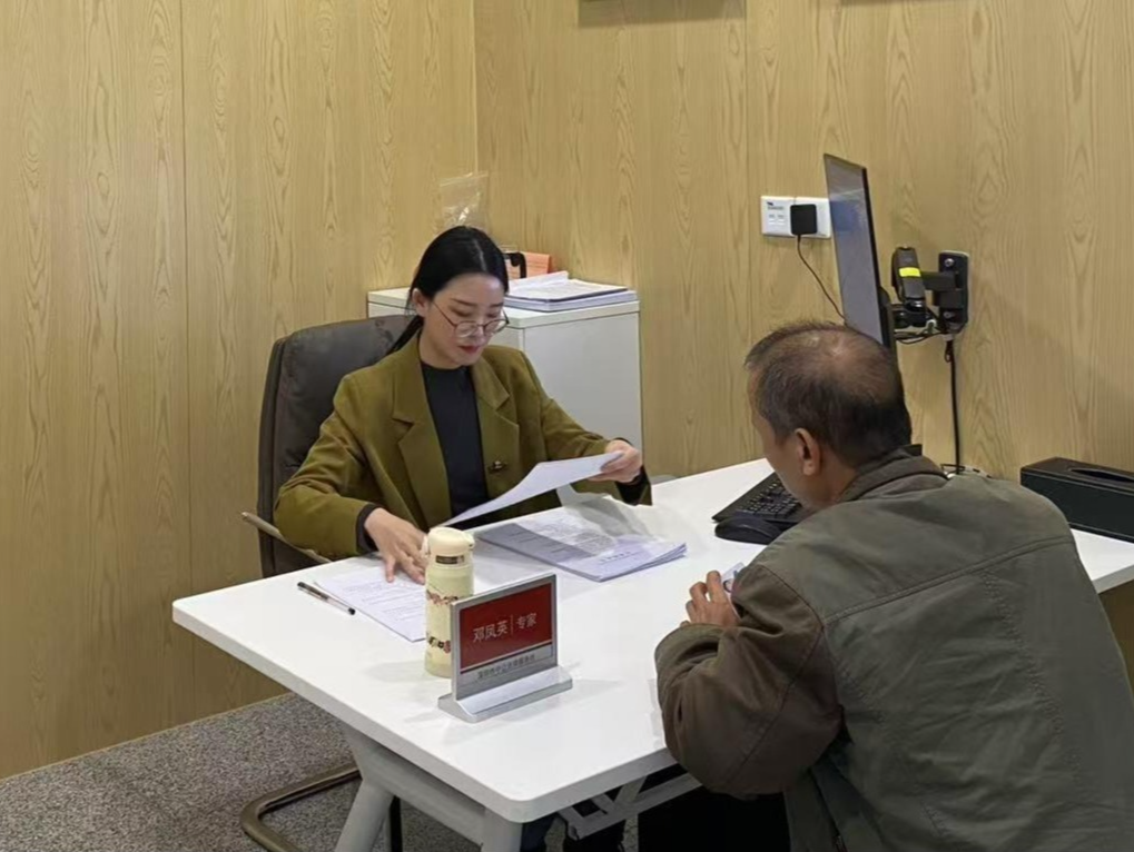 法律咨询专家“坐诊”开出法治良方，深圳市法学会在全市设立基层服务站点71个