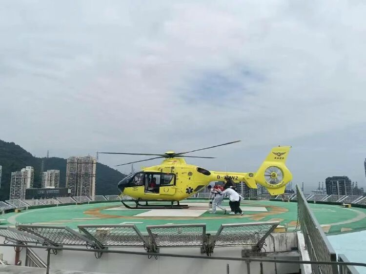 男子穿越东西涌突发心梗！“深圳120急救医生马上飞到！”