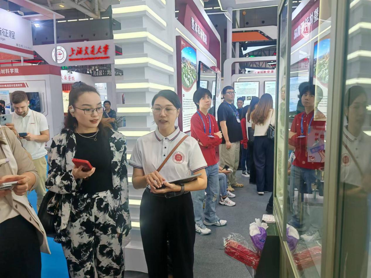 1分钟快取，1站式配齐！深大学子研发“无人饮品站”亮相高交会