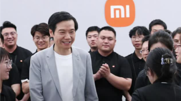 买定制色手机十几天不发货，网友喊话雷军去拧螺丝，本人回应：我马上去催一下