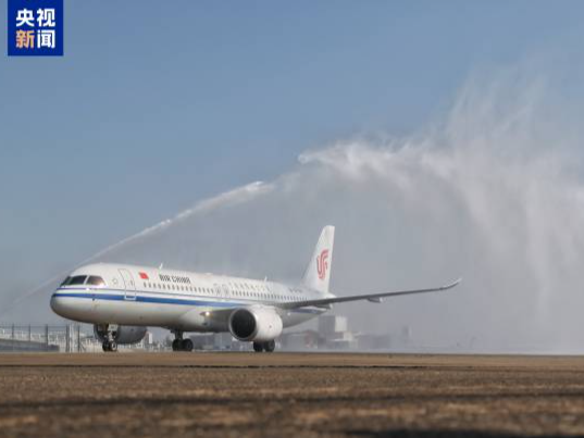 身披五星红旗C919国产大飞机首次亮相澳门