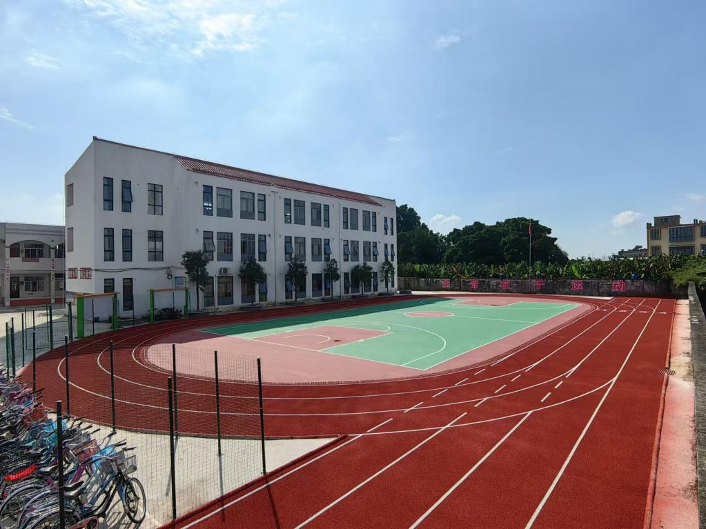 筹措资金改造六所学校的运动场地，“圳帮扶”给力汕头金灶镇教育均衡发展