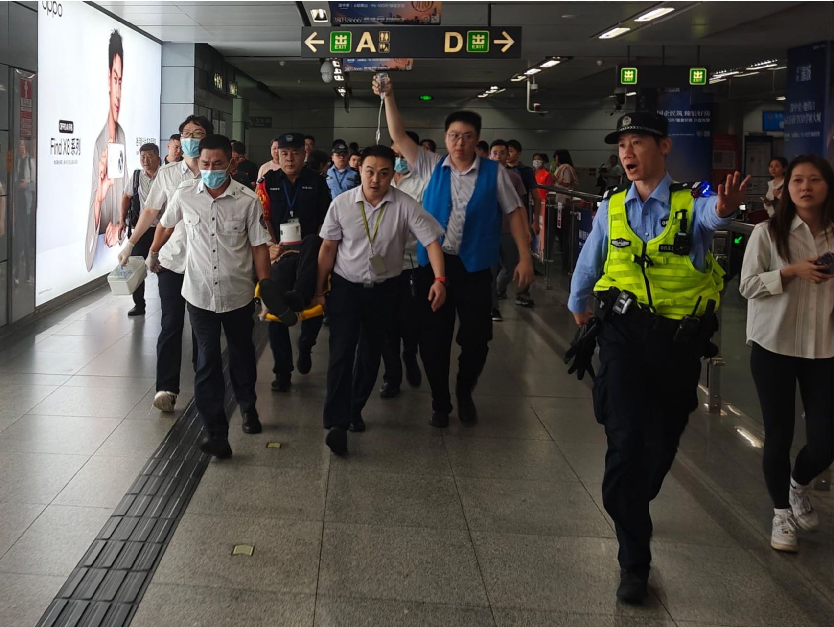 点赞！男子地铁站倒地不起，深铁员工接力急救挽回生命