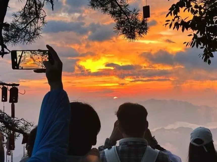 11月6日至11月20日，老君山景区对在校大学生免门票