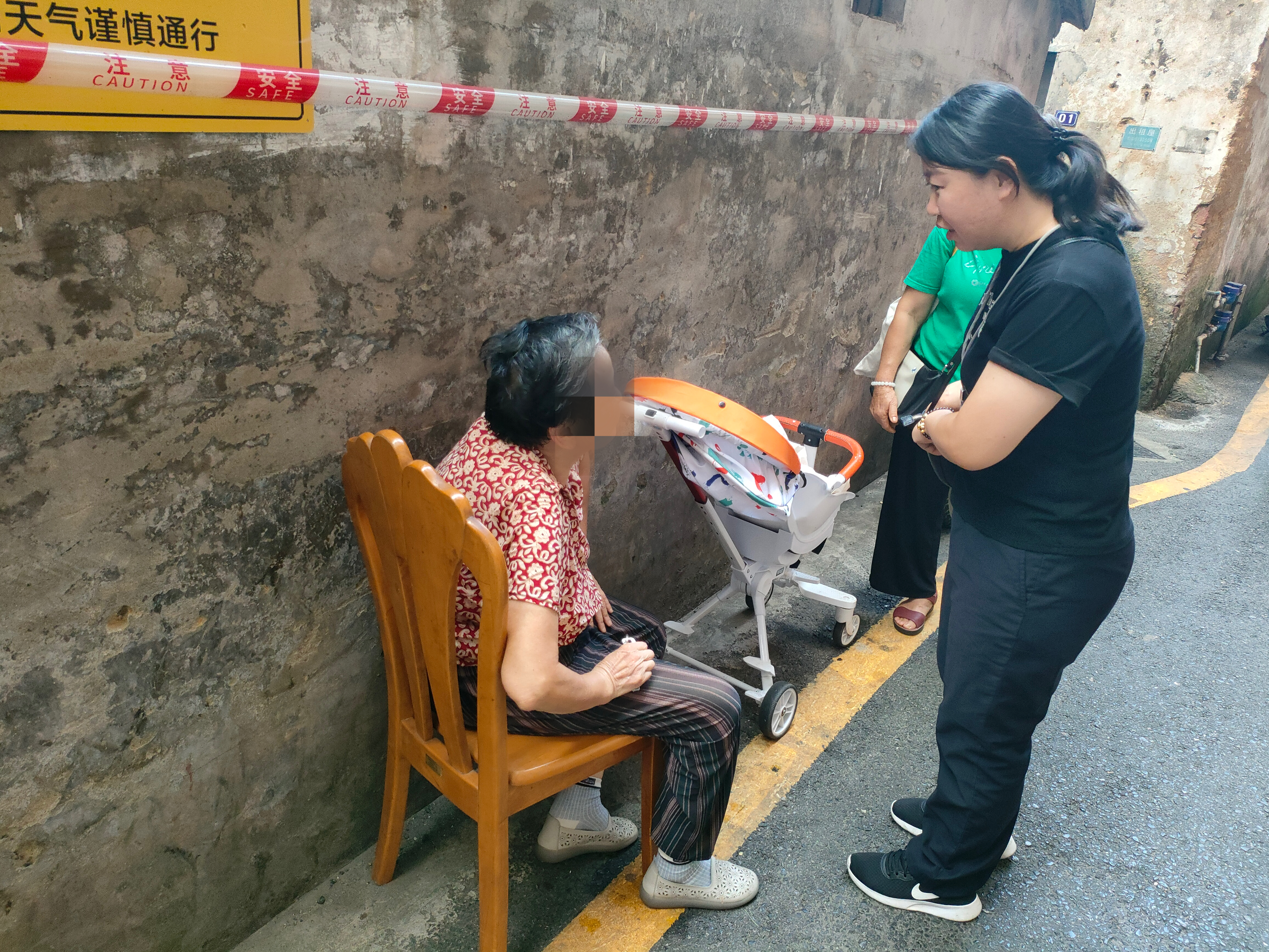 扶不扶？扶！老人意外摔倒，公明网格员及时救助