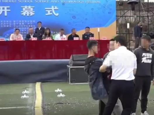 质疑学校“有钱建草堂无钱修宿舍”的学生被送去做精神鉴定？官方：不属实