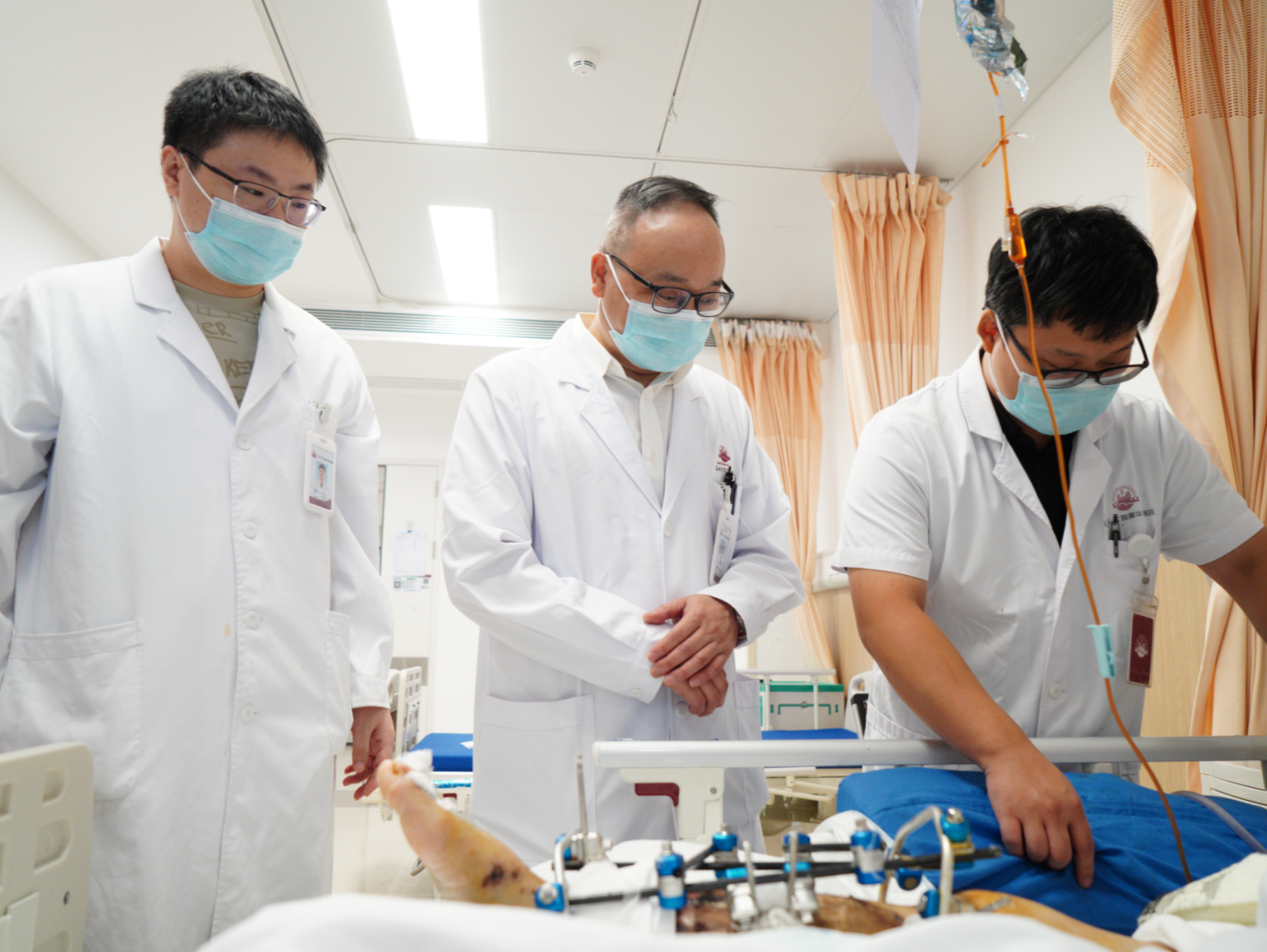 生死时速！男子被重物砸伤致失血过半，多学科接力挽回生命
