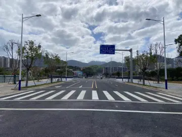 深圳首次实现道路摊铺无人化！日工作效率提升40%，大幅缩短施工周期