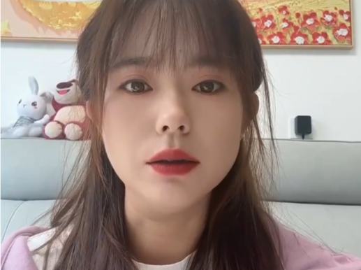 给学生戴“小蜜蜂”的女老师道歉：已离职