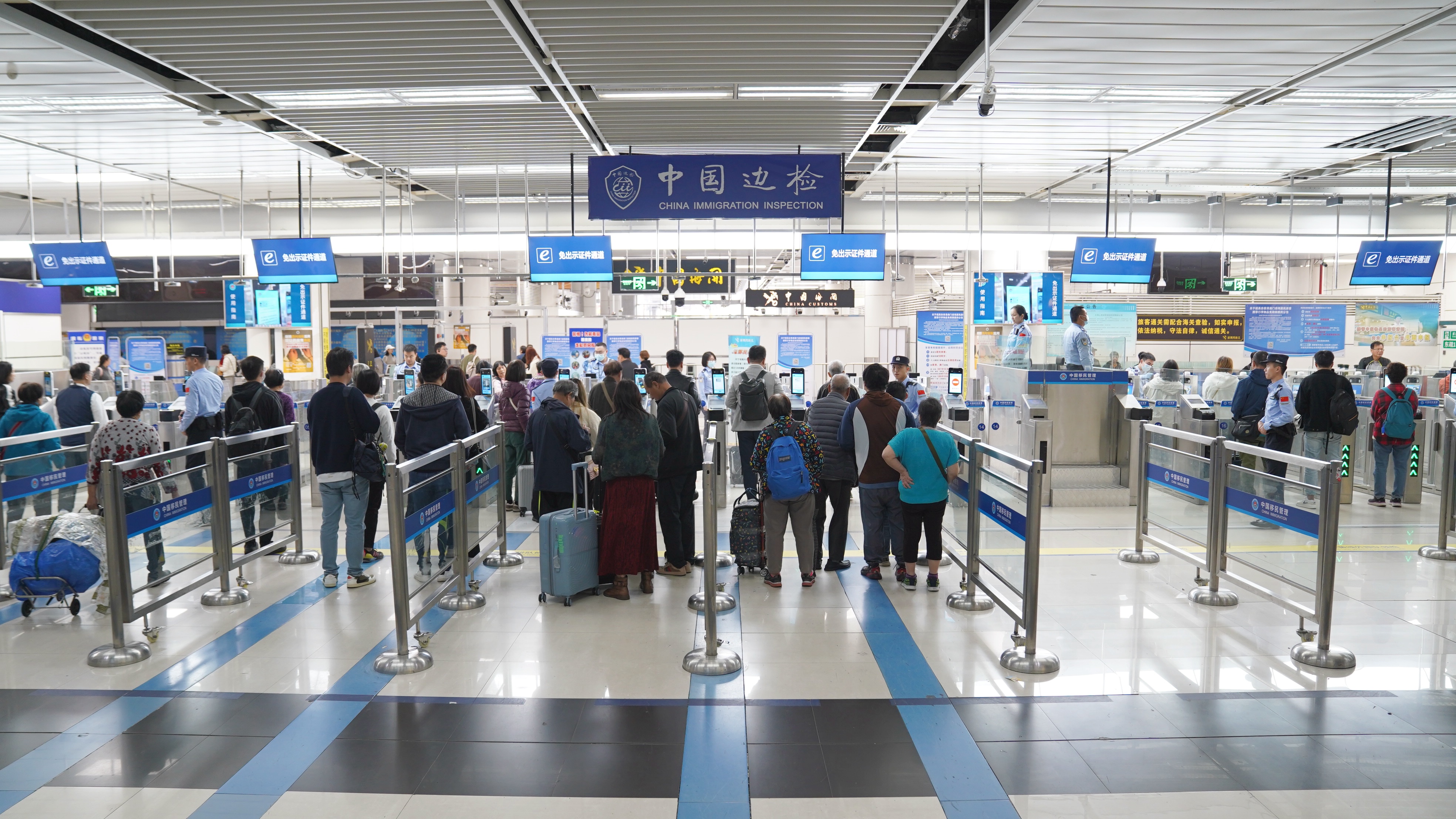 深圳湾口岸启用“刷脸通关”首日，超1.5万人次“尝鲜”