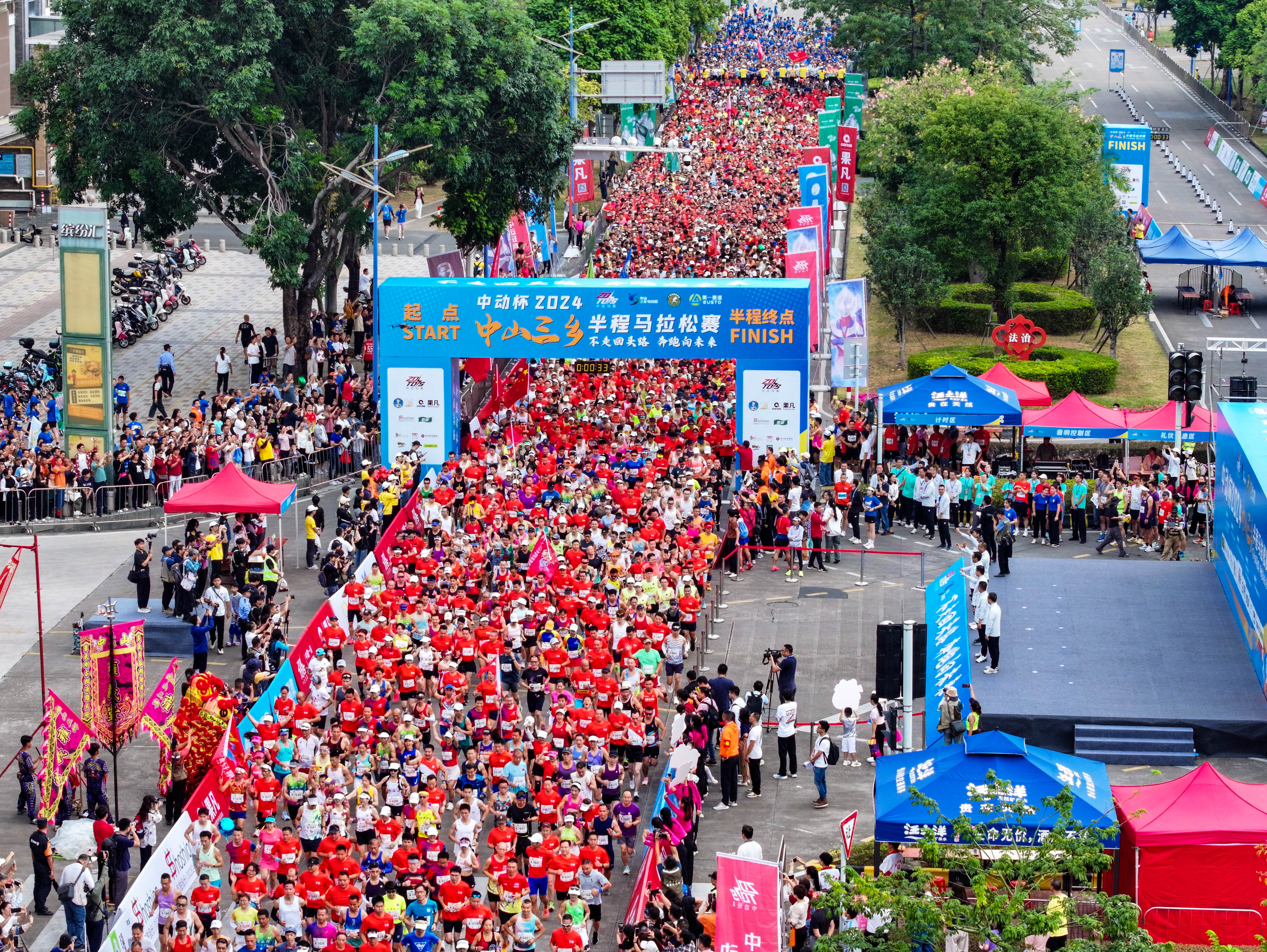 中山三乡半马鸣枪起跑，6000名跑者领略岭南名镇魅力