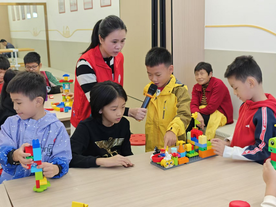 桂园街道人民桥社区开展“绿书签，伴成长”亲子阅读活动