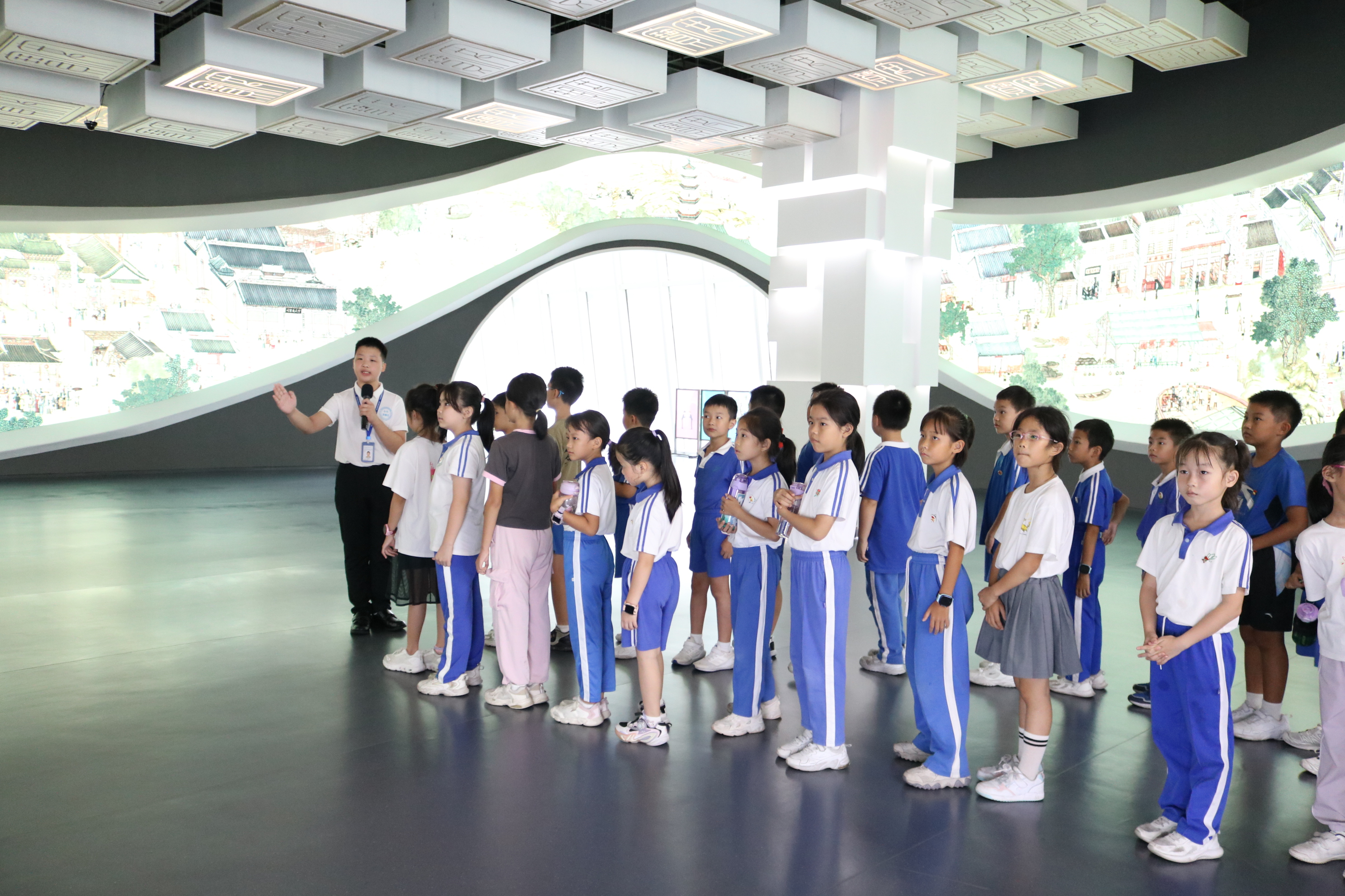 宝安区文体中心-城市规划展览馆联合宝安中小学校开展“行走的思政课”活动