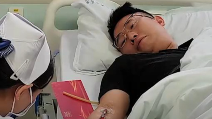 “我耽误的一阵子能救他的一辈子”中国小伙飞1万5千里回国救陌生人